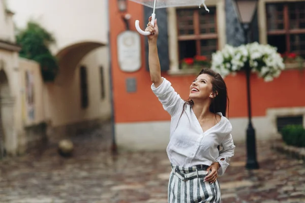 Horizontaal portret van jonge vrouw met paraplu wandelen rond de zomerstad buitenshuis. Ruimte kopiëren. — Stockfoto