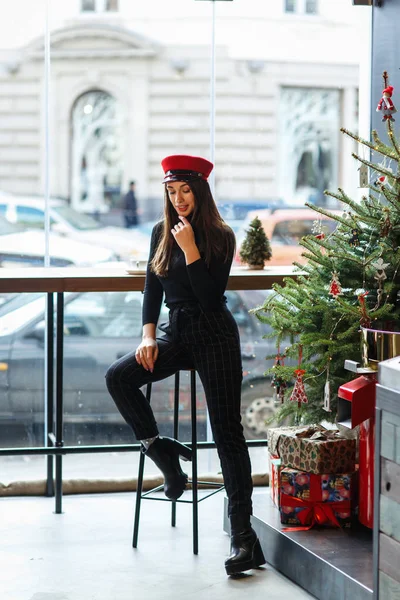 Femme Romantique Bonnet Rouge Assis Près Arbre Noël Dans Café — Photo