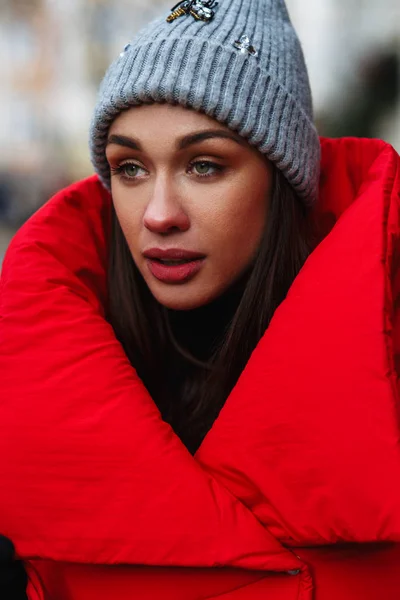 Close Retrato Jovem Mulher Séria Vermelho Jaqueta Rua Inverno Olhando — Fotografia de Stock