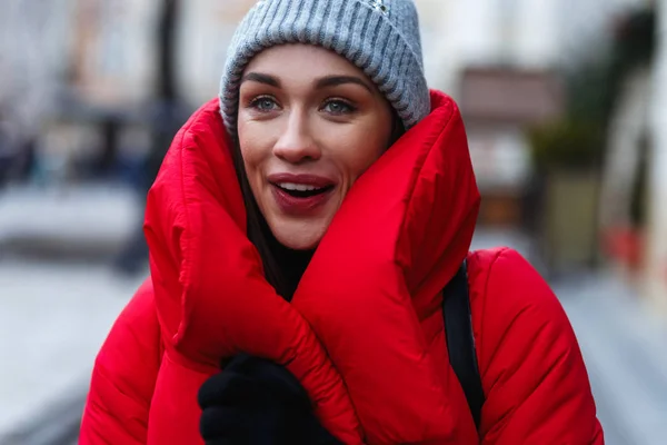 Горизонтальный Портрет Молодой Веселой Женщины Красной Куртке Стоящей Зимней Улице — стоковое фото