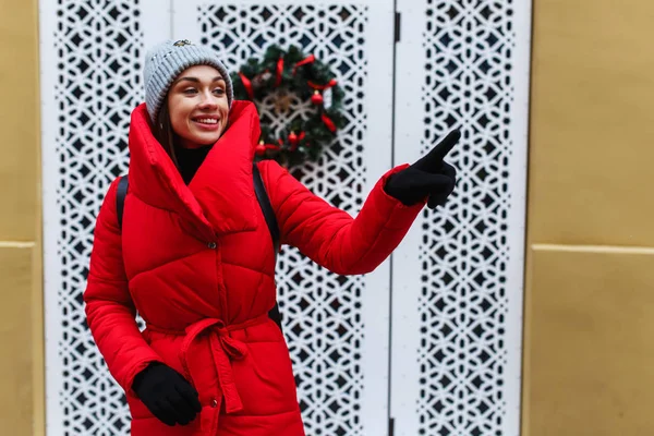 Young Woman Background Wall Christmas Wreath Finger Pointing Copy Space — Stock Photo, Image