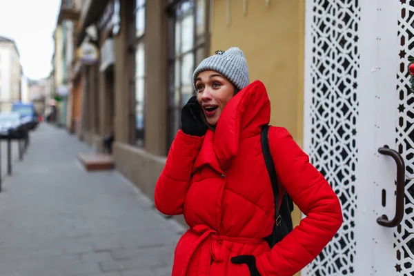 Portrait Surprised Woman Background Street Talking Mobile Phone Woman Red — Stock Photo, Image