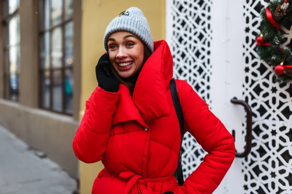 Jovem Alegre Fundo Rua Falando Celular Mulher Casaco Inverno Vermelho — Fotografia de Stock