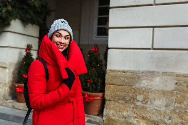 新年集市背景上年轻女子的肖像 美丽的女孩穿着红色羽绒服 在圣诞节的时候走在城市里 冬季时尚 圣诞假期概念 — 图库照片