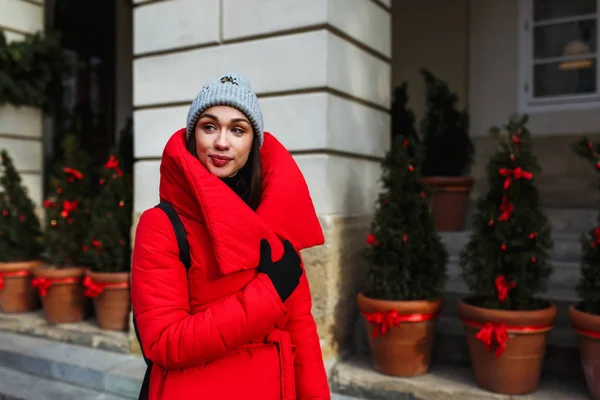 Mladá Žena Pozadí Vánočních Stromků Šťastná Mladá Brunetka Červeném Zimním — Stock fotografie