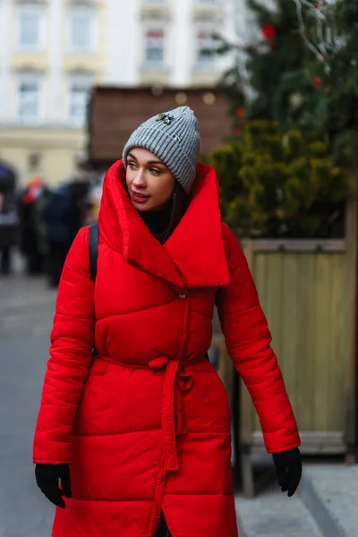 Portret Kobiety Chodzenie Tle Christmas Fair Patrząc Bok Kobieta Czerwonej — Zdjęcie stockowe