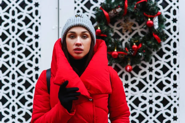 카메라를 크리스마스 화환과 배경에 여자의 초상화 거리에 재킷에 공간이있는 크리스마스 — 스톡 사진