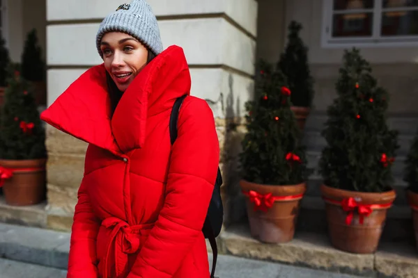 Hermosa Mujer Fondo Los Árboles Navidad Copia Espacio Lado Derecho — Foto de Stock