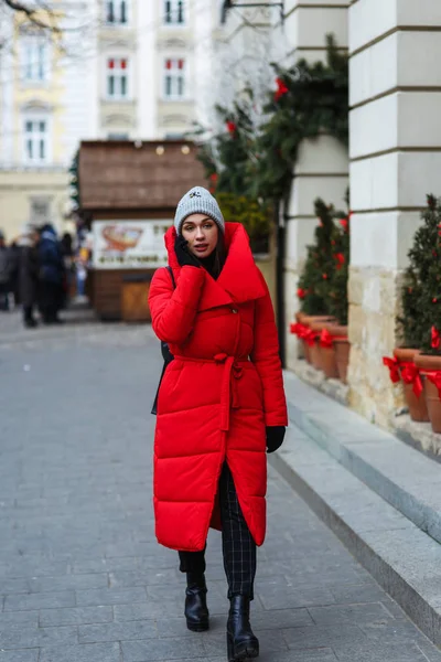 Portrait Beautiful Woman Street Christmas Trees Sale Place Talking Phone — Stock Photo, Image