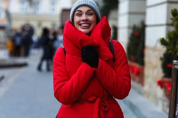 크리스마스 박람회의 배경에 행복한 쾌활한 여성의 초상화 거리를 재킷을 크리스마스 — 스톡 사진