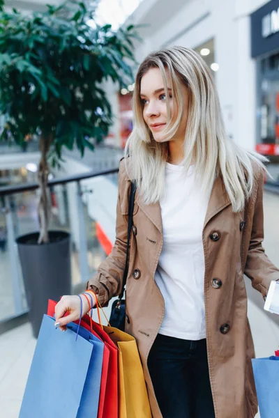 Hermosa Mujer Rubia Capa Marrón Centro Comercial Posando Sobre Fondo —  Fotos de Stock