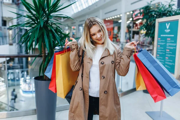 Módní Nakupování Mladé Veselé Blondýny Hnědém Plášti Krásná Žena Pestrým — Stock fotografie