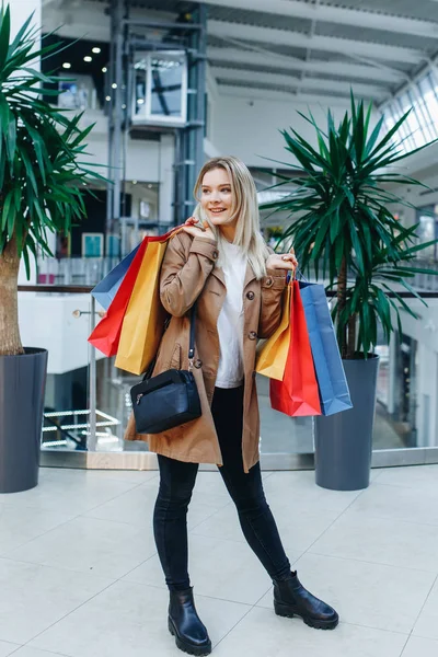 Mujer Después Comprar Joven Mujer Alegre Capa Marrón Centro Comercial —  Fotos de Stock