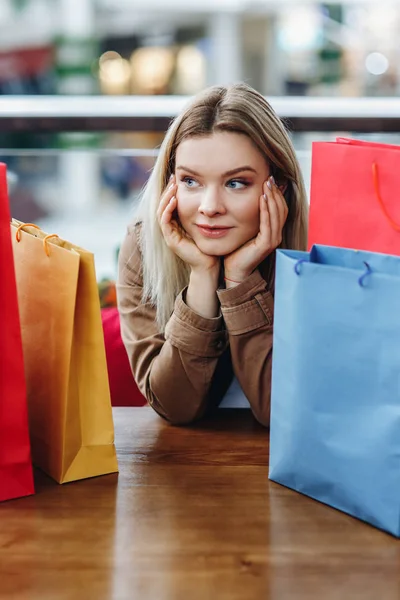 Mujer Rubia Joven Con Bolsas Compras Sentado Cafetería Centro Comercial —  Fotos de Stock