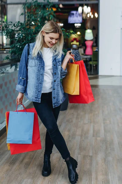 Moda Compras Retrato Mujer Joven Mujer Belleza Una Chaqueta Mezclilla —  Fotos de Stock