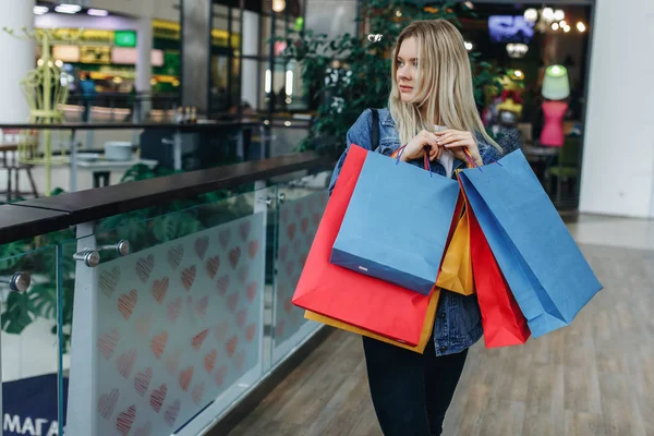 Jonge Vrouw Winkelcentrum Poseren Achtergrond Van Boetieks Kijken Opzij Beauty — Stockfoto