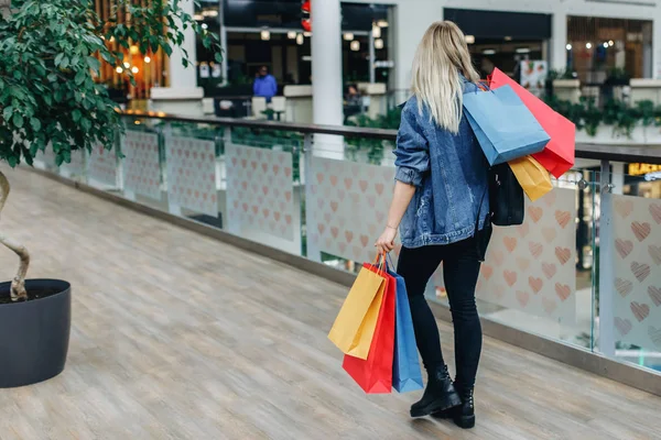 Temporada Comercio Compras Mujer Chaqueta Mezclilla Con Bolsos Sobre Fondo —  Fotos de Stock