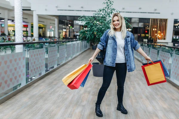 Mujer Joven Centro Comercial Fondo Las Boutiques Mirando Lado Mujer —  Fotos de Stock