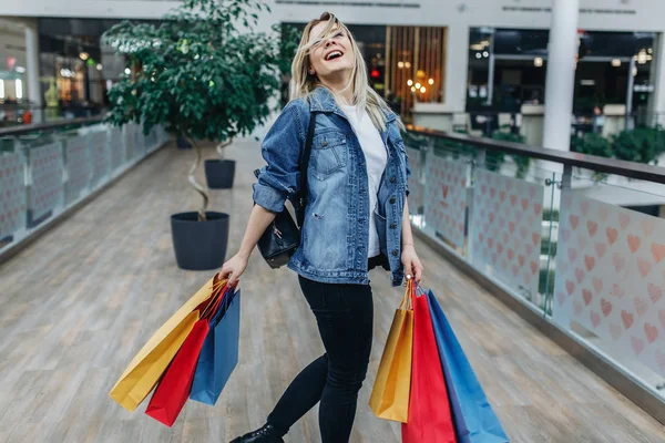 Mujer Después Comprar Joven Mujer Alegre Centro Comercial Fondo Boutiques —  Fotos de Stock