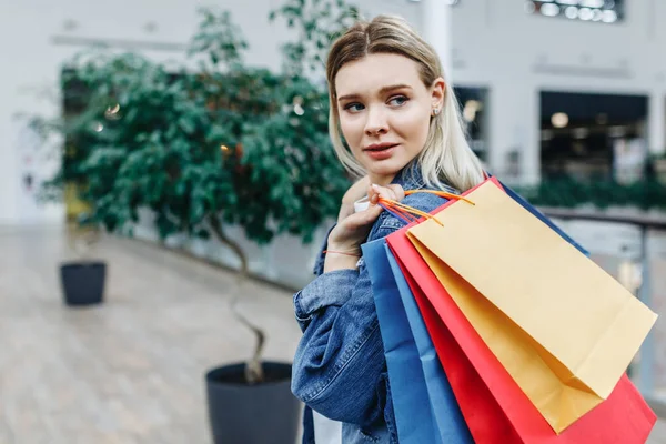 Temporada Comercio Compras Mujer Moda Joven Feliz Una Chaqueta Mezclilla —  Fotos de Stock