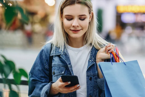 Primer Plano Retrato Hermosa Mujer Joven Rubia Centro Comercial Utilizando — Foto de Stock