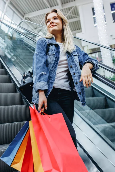 Foto Vertical Una Joven Rubia Con Coloridas Bolsas Compras Centro —  Fotos de Stock