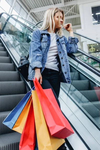 Verticale Foto Van Jonge Vrouw Met Kleurrijke Boodschappentassen Winkelcentrum Roltrap — Stockfoto