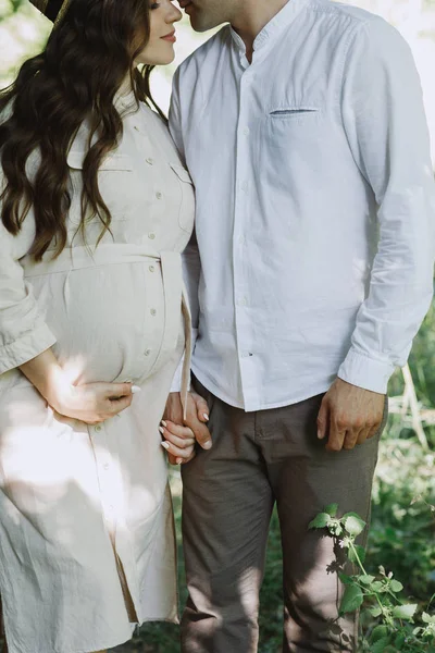 Cierre Mujer Embarazada Hombre Pie Tomados Las Manos Tocando Cara —  Fotos de Stock