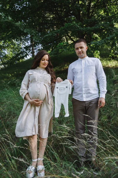 Vista Frontal Casal Entre Belo Campo Segurando Por Mãos Roupas — Fotografia de Stock