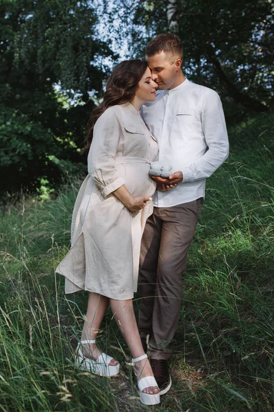 Foto Completa Casal Jovem Casamento Andando Sobre Natureza Esperando Pelo — Fotografia de Stock