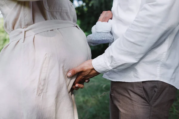 Περικοπή Έγχρωμη Φωτογραφία Του Ανώνυμου Ζευγαριού Γάμου Περιμένει Για Μωρό — Φωτογραφία Αρχείου