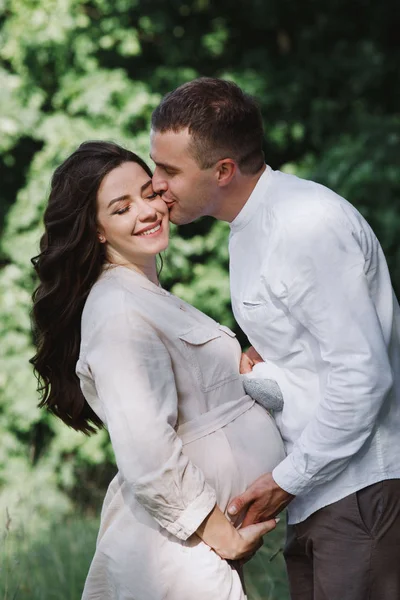 Foto Color Joven Pareja Matrimonio Naturaleza Embarazada Esposa Vestido Ligero — Foto de Stock