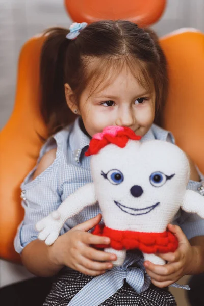 Menina bonito com brinquedo dente — Fotografia de Stock