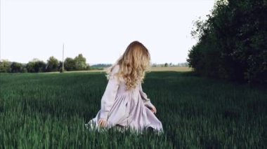 Kırsalda Yeşil Çimenler Arasında Genç Kız