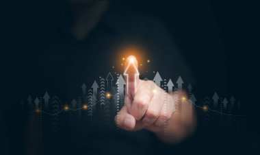 Küresel ekonomide büyümeyi, yeniliği, liderliği, gelecekteki teknolojiyi ve iş gelişimini temsil eden, parlayan etkiye sahip parmak dokunuşu yükselen ok.