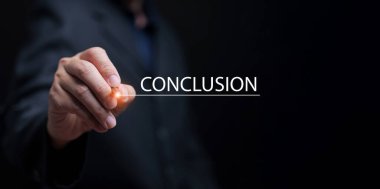 El ele tutuşan kalem vurgulama sonuç metni, nihai kavram sembolü, sonuç özeti, proje tamamlama, liderlik iletişimi ve iş sunumu stratejisi.