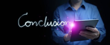 El ele tutuşma tableti ışık efekti üreten sonuç kelimesi, nihai kavram sembolü, dijital sonuç, proje tamamlama, yaratıcı iş stratejisi ve profesyonel iletişim.