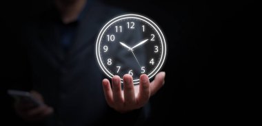 Takım elbiseli bir adamın parlak saati dengeleyen, etkili zaman yönetimi, karar verme, liderlik, iş başarısı ve işyeri verimliliğini temsil eden kavramsal imajı.