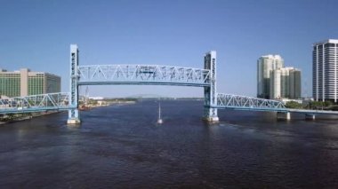 Jacksonville Köprüsü'nün altında gidiyor Yelkenli