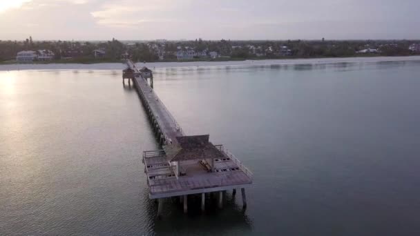 Vol vers le bas de la jetée à Naples en Floride 