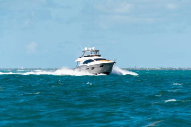 yay dalgaları aracılığıyla florida keys seyir ederken kırma beyaz lüks Motorlu tekne