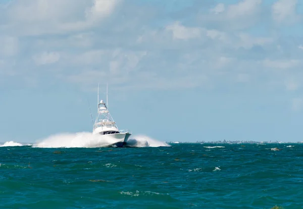 florida keys dalgalarda büyük yay ile beyaz balıkçı teknesi