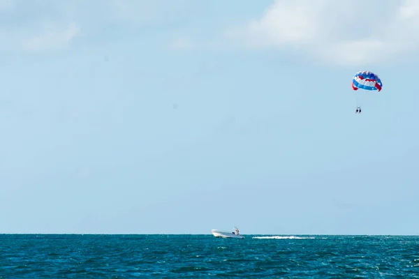 key west liman dışında açık okyanus üzerinde parasailing