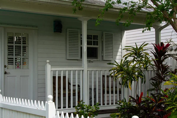 Gölgede Tropikal Bir Ortamda Beyaz Bir Evde Rahatlatıcı Veranda - Stok İmaj