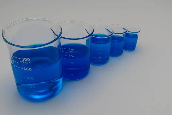 Cinco Taças Química Redondas Cheias Líquido Azul Uma Linha Através — Fotografia de Stock