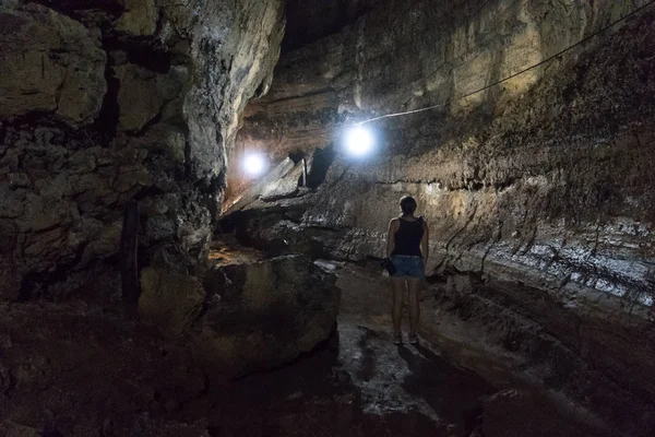 Santa Cruz Adası'nda Puerto Ayora yakınlarındaki Lav Tüpü ve Lav Tüneli, Galapagos Adası, Ekvador, Güney Amerika.