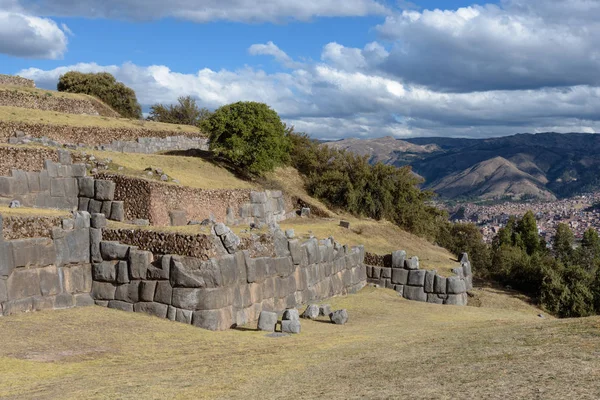 Sacsayhuaman, nagy erőd és a templom komplexum az inka kultúra a hegyek fölött Cusco, Peru, Dél-Amerika. — Stock Fotó