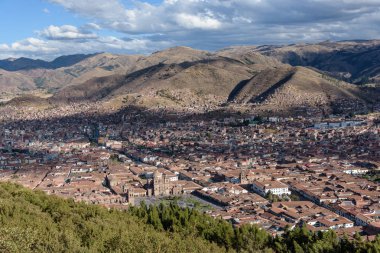Tepelerdeki Sacsayhuaman harabelerinden Cusco'nun panoramik şehir manzarası, Peru, Güney Amerika.