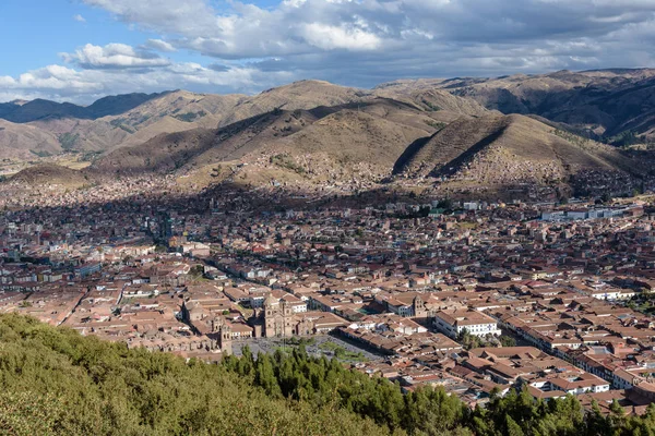 Tepelerdeki Sacsayhuaman harabelerinden Cusco'nun panoramik şehir manzarası, Peru, Güney Amerika.