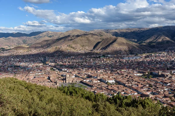 Tepelerdeki Sacsayhuaman harabelerinden Cusco'nun panoramik şehir manzarası, Peru, Güney Amerika.